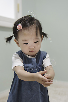 포토 JPG 응시 여자 실내 한명 서기 상반신 앞모습 한국인 아기 비눗방울 집중 여자아기한명만 국내포토 1 시선 뷰포인트 컨셉 모션 사람 동양인 내부 여자한명만 여자아기만 파일형식