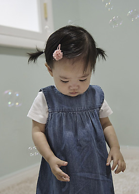 포토 JPG 응시 여자 실내 한명 서기 상반신 앞모습 한국인 아기 비눗방울 여자아기한명만 국내포토 1 시선 뷰포인트 모션 사람 동양인 내부 여자한명만 여자아기만 파일형식