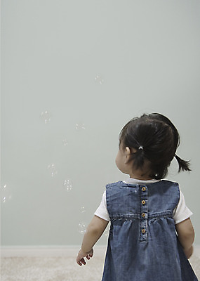 포토 JPG 응시 여자 실내 한명 서기 상반신 뒷모습 한국인 아기 비눗방울 여자아기한명만 국내포토 1 시선 뷰포인트 모션 사람 동양인 내부 여자한명만 여자아기만 파일형식