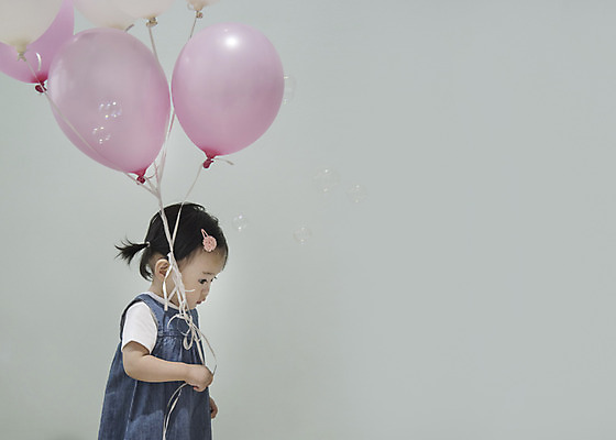 포토 JPG 응시 여자 실내 한명 서기 상반신 옆모습 한국인 아기 잡기 풍선 여자아기한명만 국내포토 1 시선 뷰포인트 모션 사람 동양인 내부 여자한명만 여자아기만 파일형식