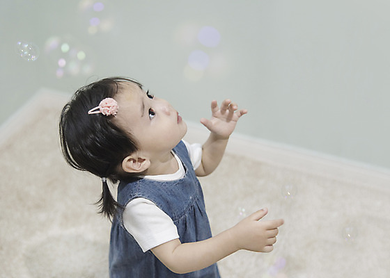 포토 JPG 응시 여자 실내 한명 서기 상반신 옆모습 한국인 아기 비눗방울 여자아기한명만 국내포토 1 시선 뷰포인트 모션 사람 동양인 내부 여자한명만 여자아기만 파일형식