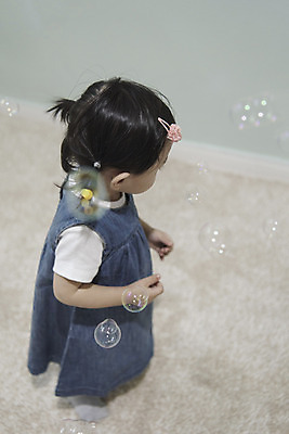 포토 JPG 전신 응시 여자 실내 한명 서기 옆모습 한국인 아기 비눗방울 여자아기한명만 국내포토 1 시선 뷰포인트 모션 사람 동양인 내부 여자한명만 여자아기만 파일형식