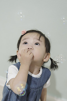 포토 JPG 손 응시 여자 실내 한명 서기 상반신 앞모습 한국인 아기 비눗방울 물기포 여자아기한명만 국내포토 1 시선 뷰포인트 모션 사람 동양인 내부 신체부위 여자한명만 여자아기만 파일형식