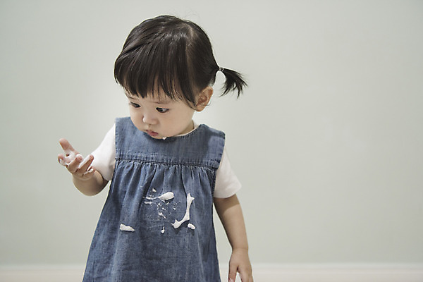 포토 JPG 응시 여자 실내 한명 서기 상반신 앞모습 한국인 아기 비누거품 여자아기한명만 국내포토 1 시선 뷰포인트 모션 사람 동양인 내부 거품 여자한명만 여자아기만 파일형식