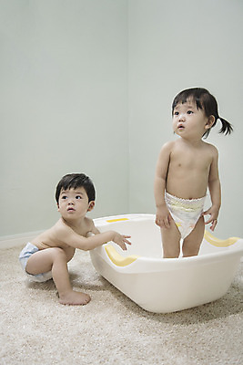 포토 JPG 전신 응시 여자 남자 양갈래머리 욕조 실내 서기 앉기 두명 앞모습 옆모습 위생용품 한국인 아기 기저귀 유아용 아기만 국내포토 헤어스타일 시선 뷰포인트 생활용품 모션 사람 동양인 내부 아기용품 파일형식