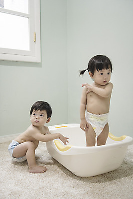 포토 JPG 전신 응시 여자 남자 양갈래머리 욕조 실내 서기 앉기 두명 앞모습 옆모습 위생용품 한국인 아기 기저귀 유아용 아기만 국내포토 헤어스타일 시선 뷰포인트 생활용품 모션 사람 동양인 내부 아기용품 파일형식