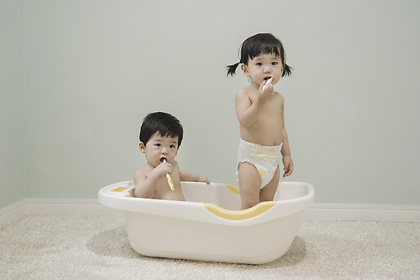 포토 JPG 응시 여자 남자 양갈래머리 욕조 실내 서기 앉기 상반신 두명 앞모습 위생용품 한국인 양치 아기 칫솔 기저귀 유아용 아기만 국내포토 헤어스타일 시선 뷰포인트 생활용품 모션 사람 동양인 내부 청결 아기용품 파일형식