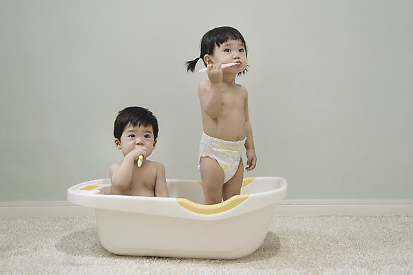 포토 JPG 여자 남자 양갈래머리 욕조 실내 서기 앉기 상반신 두명 앞모습 옆모습 위생용품 한국인 올려보기 양치 아기 칫솔 기저귀 유아용 아기만 국내포토 헤어스타일 뷰포인트 생활용품 모션 사람 동양인 내부 청결 아기용품 파일형식