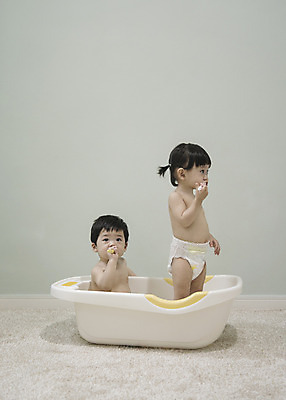 포토 JPG 여자 남자 양갈래머리 욕조 실내 서기 앉기 상반신 두명 옆모습 아기용품 한국인 양치 아기 칫솔 기저귀 유아용 아기만 국내포토 헤어스타일 뷰포인트 모션 사람 동양인 내부 위생용품 청결 오브젝트 파일형식