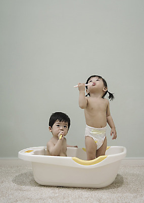 포토 JPG 여자 남자 양갈래머리 욕조 실내 서기 앉기 상반신 두명 앞모습 옆모습 위생용품 한국인 올려보기 양치 아기 칫솔 기저귀 유아용 아기만 국내포토 헤어스타일 뷰포인트 생활용품 모션 사람 동양인 내부 청결 아기용품 파일형식