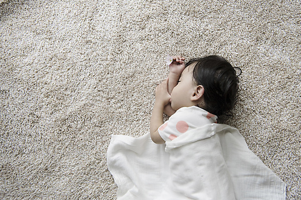 포토 JPG 여자 실내 한명 상반신 옆모습 눕기 이불 한국인 아기 잠 여자아기한명만 국내포토 1 뷰포인트 침구 모션 사람 동양인 내부 여자한명만 여자아기만 파일형식