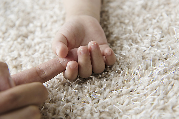 포토 JPG 손 여자 엄마 실내 두명 신체부위 눕기 한국인 아기 잡기 잠 국내포토 가족 모션 사람 동양인 내부 파일형식