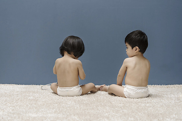 포토 JPG 여자 남자 청진기 실내 앉기 상반신 두명 뒷모습 만지기 한국인 아기 기저귀 병원놀이 아기만 국내포토 뷰포인트 의료기기 모션 놀이 사람 동양인 내부 아기용품 파일형식