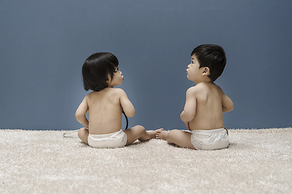 포토 JPG 여자 남자 청진기 실내 앉기 상반신 두명 뒷모습 만지기 한국인 아기 기저귀 병원놀이 아기만 국내포토 뷰포인트 의료기기 모션 놀이 사람 동양인 내부 아기용품 파일형식