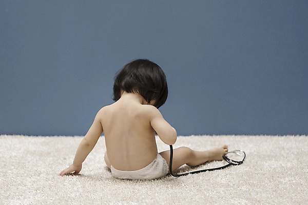 포토 JPG 전신 여자 청진기 실내 한명 앉기 뒷모습 만지기 한국인 아기 기저귀 병원놀이 여자아기한명만 국내포토 1 뷰포인트 의료기기 모션 놀이 사람 동양인 내부 아기용품 여자한명만 여자아기만 파일형식