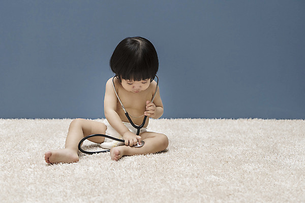 포토 JPG 전신 여자 청진기 실내 한명 앉기 앞모습 만지기 한국인 아기 기저귀 병원놀이 여자아기한명만 국내포토 1 뷰포인트 의료기기 모션 놀이 사람 동양인 내부 아기용품 여자한명만 여자아기만 파일형식