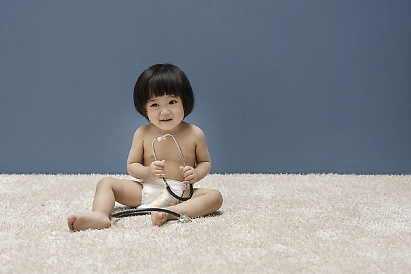 포토 JPG 전신 여자 청진기 실내 한명 미소 앉기 앞모습 만지기 한국인 아기 기저귀 병원놀이 여자아기한명만 국내포토 1 뷰포인트 의료기기 모션 놀이 표정 사람 동양인 내부 아기용품 여자한명만 여자아기만 파일형식