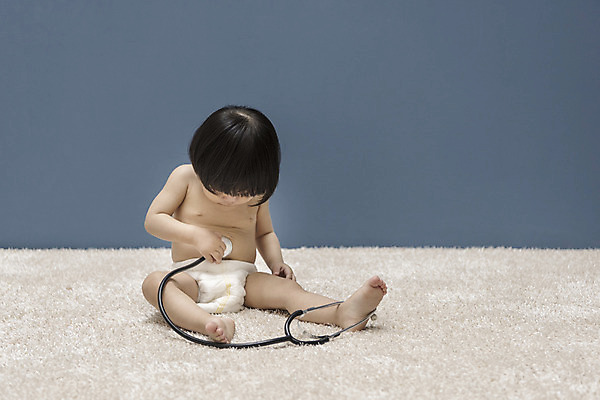 포토 JPG 전신 여자 청진기 실내 한명 앉기 앞모습 만지기 한국인 아기 기저귀 병원놀이 여자아기한명만 국내포토 1 뷰포인트 의료기기 모션 놀이 사람 동양인 내부 아기용품 여자한명만 여자아기만 파일형식