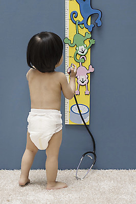 포토 JPG 전신 여자 청진기 실내 한명 서기 들기 뒷모습 만지기 한국인 아기 기저귀 키재기 병원놀이 신장계 여자아기한명만 국내포토 1 뷰포인트 의료기기 모션 놀이 사람 동양인 내부 아기용품 측정 키_신체 여자한명만 여자아기만 파일형식