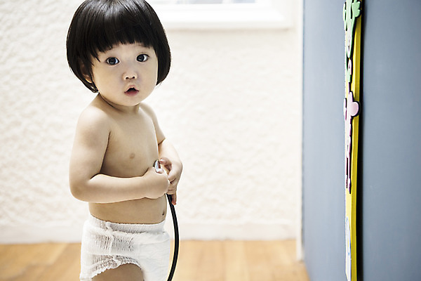 포토 JPG 응시 여자 청진기 실내 한명 서기 상반신 앞모습 만지기 한국인 아기 기저귀 병원놀이 신장계 여자아기한명만 국내포토 1 시선 뷰포인트 의료기기 모션 놀이 사람 동양인 내부 아기용품 여자한명만 여자아기만 파일형식