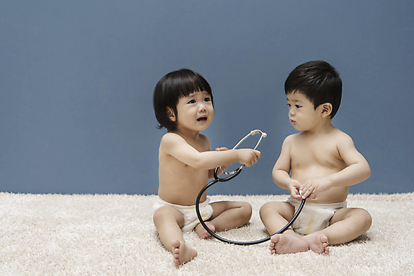 포토 JPG 전신 응시 여자 남자 청진기 실내 들기 앉기 두명 앞모습 만지기 한국인 아기 울음 기저귀 병원놀이 아기만 국내포토 시선 뷰포인트 의료기기 모션 놀이 표정 사람 동양인 내부 아기용품 파일형식