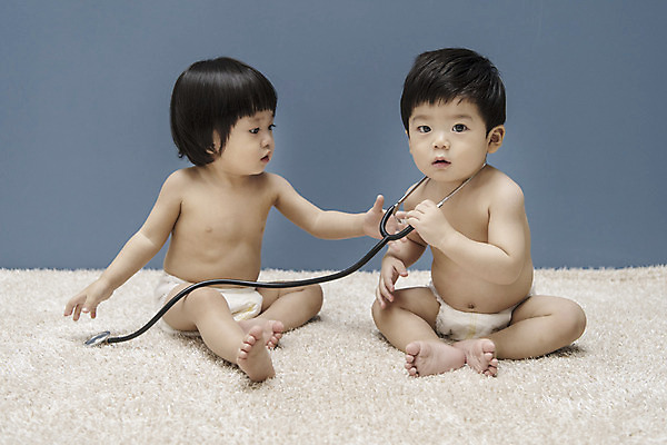 포토 JPG 전신 응시 여자 남자 청진기 실내 들기 앉기 두명 앞모습 만지기 한국인 아기 기저귀 병원놀이 아기만 국내포토 시선 뷰포인트 의료기기 모션 놀이 사람 동양인 내부 아기용품 파일형식