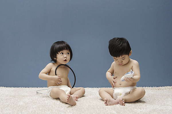 포토 JPG 전신 응시 여자 남자 청진기 실내 들기 앉기 두명 앞모습 만지기 한국인 아기 체온계 기저귀 귀체온계 병원놀이 아기만 국내포토 시선 뷰포인트 의료기기 모션 놀이 사람 동양인 내부 아기용품 온도계 파일형식