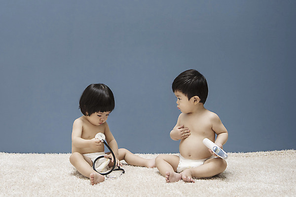 포토 JPG 전신 응시 여자 남자 청진기 실내 들기 앉기 두명 앞모습 만지기 한국인 아기 체온계 기저귀 귀체온계 병원놀이 아기만 국내포토 시선 뷰포인트 의료기기 모션 놀이 사람 동양인 내부 아기용품 온도계 파일형식