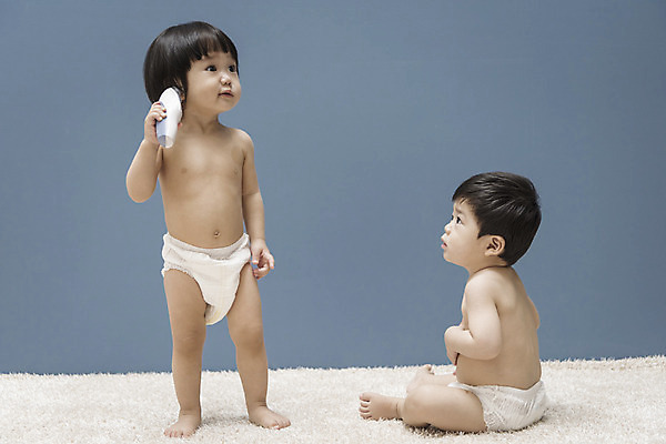 포토 JPG 전신 여자 남자 실내 서기 들기 앉기 두명 앞모습 옆모습 한국인 아기 체온계 기저귀 귀체온계 병원놀이 아기만 국내포토 뷰포인트 모션 놀이 사람 동양인 내부 아기용품 온도계 파일형식