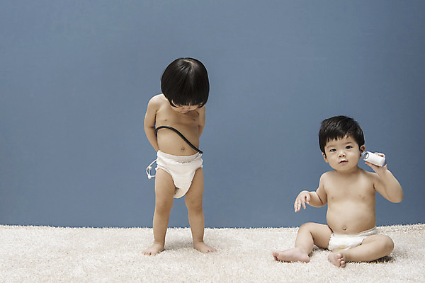 포토 JPG 전신 응시 여자 남자 청진기 실내 서기 들기 앉기 두명 앞모습 한국인 아기 체온계 기저귀 귀체온계 병원놀이 아기만 국내포토 시선 뷰포인트 의료기기 모션 놀이 사람 동양인 내부 아기용품 온도계 파일형식