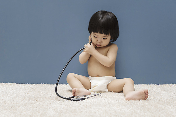 포토 JPG 전신 응시 여자 청진기 실내 한명 들기 앉기 앞모습 만지기 한국인 아기 기저귀 병원놀이 여자아기한명만 국내포토 1 시선 뷰포인트 의료기기 모션 놀이 사람 동양인 내부 아기용품 여자한명만 여자아기만 파일형식