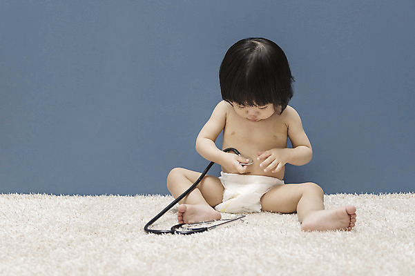 포토 JPG 전신 여자 청진기 실내 한명 들기 앉기 앞모습 만지기 한국인 아기 기저귀 병원놀이 여자아기한명만 국내포토 1 뷰포인트 의료기기 모션 놀이 사람 동양인 내부 아기용품 여자한명만 여자아기만 파일형식