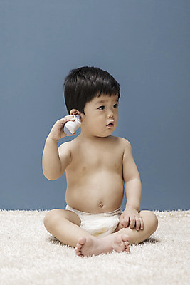 포토 JPG 전신 남자 실내 한명 들기 앉기 앞모습 한국인 아기 체온계 기저귀 귀체온계 남자아기한명만 국내포토 1 뷰포인트 모션 사람 동양인 내부 아기용품 온도계 남자한명만 남자아기만 파일형식
