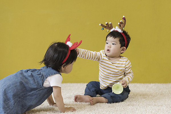 포토 JPG 전신 여자 남자 엎드리기 크리스마스 실내 들기 앉기 두명 앞모습 옆모습 만지기 한국인 아기 나팔 루돌프머리띠 아기만 국내포토 기념일 악기 뷰포인트 모션 사람 동양인 내부 머리띠 파일형식