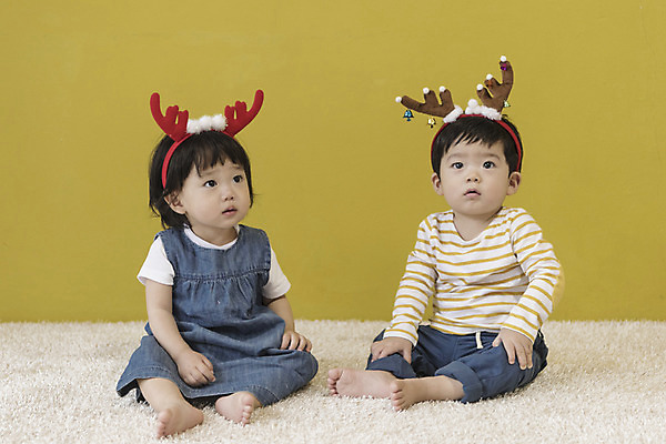 포토 JPG 전신 응시 여자 남자 크리스마스 실내 앉기 두명 앞모습 한국인 아기 루돌프머리띠 아기만 국내포토 시선 기념일 뷰포인트 모션 사람 동양인 내부 머리띠 파일형식