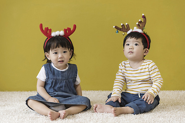 포토 JPG 전신 응시 여자 남자 크리스마스 실내 미소 앉기 두명 앞모습 한국인 아기 루돌프머리띠 아기만 국내포토 시선 기념일 뷰포인트 모션 표정 사람 동양인 내부 머리띠 파일형식