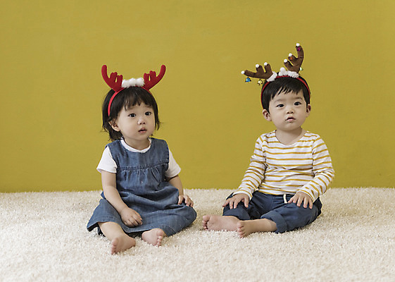 포토 JPG 전신 응시 여자 남자 크리스마스 실내 앉기 두명 앞모습 한국인 아기 루돌프머리띠 아기만 국내포토 시선 기념일 뷰포인트 모션 사람 동양인 내부 머리띠 파일형식