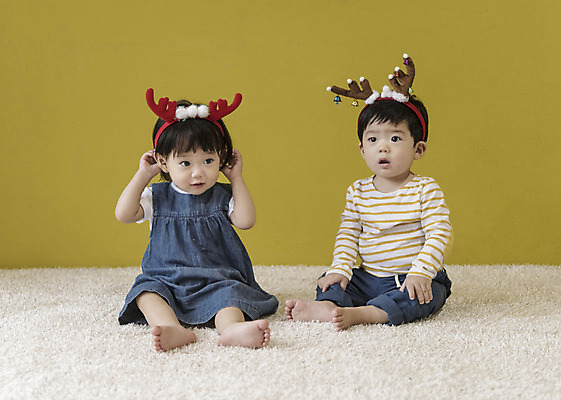 포토 JPG 전신 응시 여자 남자 크리스마스 실내 앉기 두명 앞모습 만지기 한국인 아기 루돌프머리띠 아기만 국내포토 시선 기념일 뷰포인트 모션 사람 동양인 내부 머리띠 파일형식