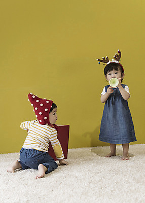 포토 JPG 전신 모자 여자 남자 크리스마스 실내 서기 앉기 두명 앞모습 뒷모습 선물상자 장난감 한국인 아기 불기 나팔 루돌프머리띠 아기만 국내포토 잡화 기념일 악기 뷰포인트 모션 선물 사람 동양인 내부 상자 머리띠 파일형식