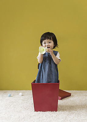 포토 JPG 여자 실내 한명 서기 웃음 들기 상반신 앞모습 선물상자 장난감 만지기 한국인 아기 나팔 들어가기 여자아기한명만 국내포토 1 악기 뷰포인트 모션 표정 선물 사람 동양인 내부 상자 여자한명만 여자아기만 파일형식