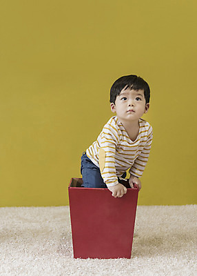 포토 JPG 응시 남자 크리스마스 실내 한명 서기 상반신 앞모습 선물상자 한국인 아기 들어가기 남자아기한명만 국내포토 1 시선 기념일 뷰포인트 모션 선물 사람 동양인 내부 상자 남자한명만 남자아기만 파일형식