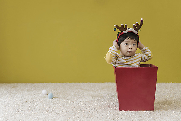 포토 JPG 응시 남자 크리스마스 실내 한명 앉기 상반신 앞모습 선물상자 한국인 아기 들어가기 루돌프머리띠 남자아기한명만 국내포토 1 시선 기념일 뷰포인트 모션 선물 사람 동양인 내부 상자 머리띠 남자한명만 남자아기만 파일형식