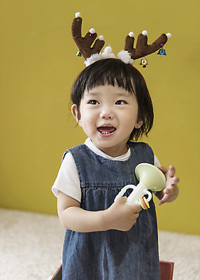 포토 JPG 여자 크리스마스 실내 한명 서기 미소 웃음 들기 상반신 앞모습 한국인 아기 나팔 루돌프머리띠 여자아기한명만 국내포토 1 기념일 악기 뷰포인트 모션 표정 사람 동양인 내부 머리띠 여자한명만 여자아기만 파일형식