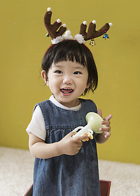 포토 JPG 응시 여자 크리스마스 실내 한명 서기 미소 웃음 들기 상반신 앞모습 한국인 아기 나팔 루돌프머리띠 여자아기한명만 국내포토 1 시선 기념일 악기 뷰포인트 모션 표정 사람 동양인 내부 머리띠 여자한명만 여자아기만 파일형식