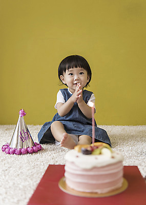 포토 JPG 전신 응시 여자 초 실내 한명 미소 웃음 앉기 앞모습 케이크 고깔모자 한국인 아기 생일파티 생일 박수 해피버스데이 여자아기한명만 국내포토 모자_잡화 1 시선 기념일 뷰포인트 모션 디저트 표정 사람 동양인 손짓 내부 여자한명만 여자아기만 파일형식