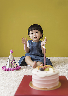 포토 JPG 전신 여자 초 실내 한명 미소 웃음 앉기 앞모습 케이크 고깔모자 한국인 아기 생일파티 생일 박수 해피버스데이 여자아기한명만 국내포토 모자_잡화 1 기념일 뷰포인트 모션 디저트 표정 사람 동양인 손짓 내부 여자한명만 여자아기만 파일형식