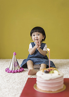 포토 JPG 전신 응시 여자 초 실내 한명 미소 웃음 앉기 앞모습 케이크 고깔모자 한국인 아기 생일파티 생일 박수 해피버스데이 여자아기한명만 국내포토 모자_잡화 1 시선 기념일 뷰포인트 모션 디저트 표정 사람 동양인 손짓 내부 여자한명만 여자아기만 파일형식