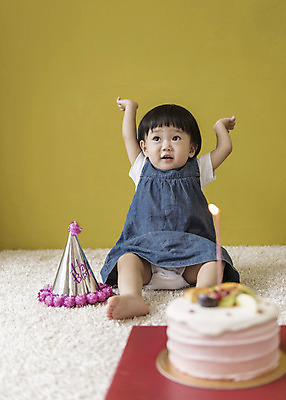 포토 JPG 전신 응시 여자 초 실내 한명 웃음 앉기 앞모습 케이크 만세 고깔모자 한국인 아기 생일파티 생일 해피버스데이 여자아기한명만 국내포토 모자_잡화 1 시선 기념일 뷰포인트 모션 디저트 표정 사람 동양인 내부 여자한명만 여자아기만 파일형식