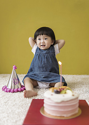 포토 JPG 전신 여자 초 실내 한명 웃음 앉기 앞모습 케이크 고깔모자 한국인 아기 생일파티 생일 해피버스데이 여자아기한명만 국내포토 모자_잡화 1 기념일 뷰포인트 모션 디저트 표정 사람 동양인 내부 여자한명만 여자아기만 파일형식