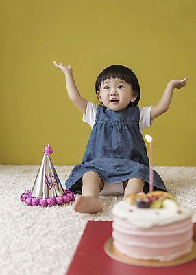 포토 JPG 전신 여자 초 실내 한명 웃음 앉기 앞모습 케이크 만세 고깔모자 한국인 아기 생일파티 생일 해피버스데이 여자아기한명만 국내포토 모자_잡화 1 기념일 뷰포인트 모션 디저트 표정 사람 동양인 내부 여자한명만 여자아기만 파일형식